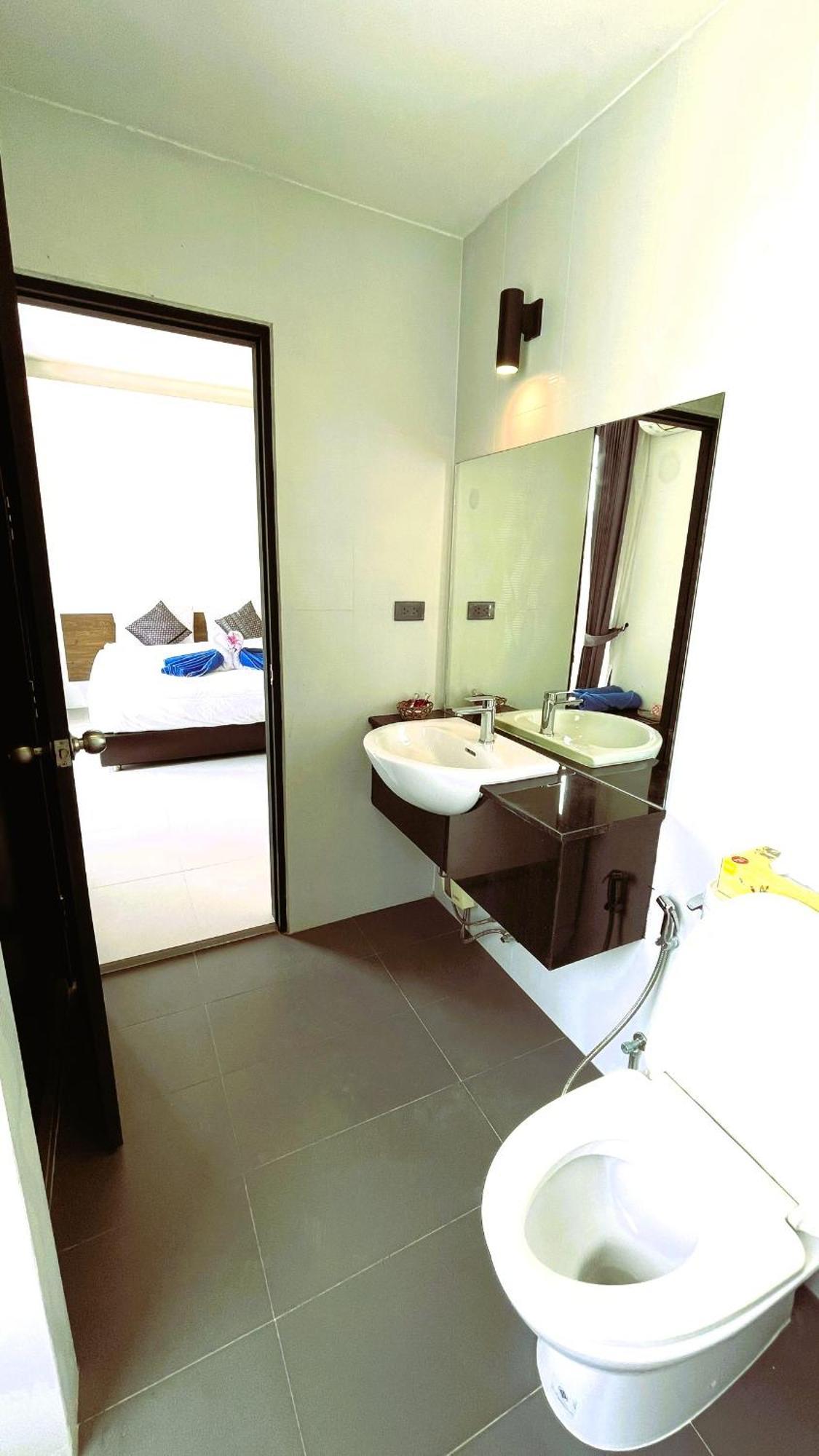 Rockstar Beach Apartments Bang Rak Beach  Exterior foto